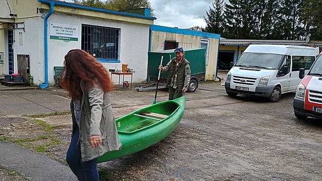 Zamykání Ohře tradičně láká ty skutečně skalní vodáky. Z Kynšperka, kde si dali dostaveníčko, odjela do Sokolova přibližně desítka lodí. (5. září 2024)
