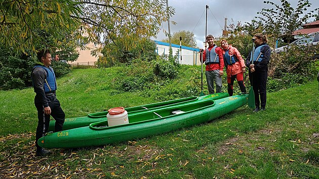 Zamykání Ohře tradičně láká ty skutečně skalní vodáky. Z Kynšperka, kde si dali dostaveníčko, odjela do Sokolova přibližně desítka lodí. (5. září 2024)