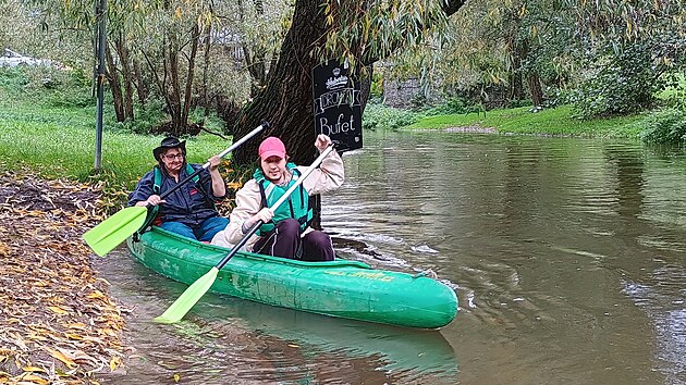 Zamykání Ohře tradičně láká ty skutečně skalní vodáky. Z Kynšperka, kde si dali dostaveníčko, odjela do Sokolova přibližně desítka lodí. (5. září 2024)