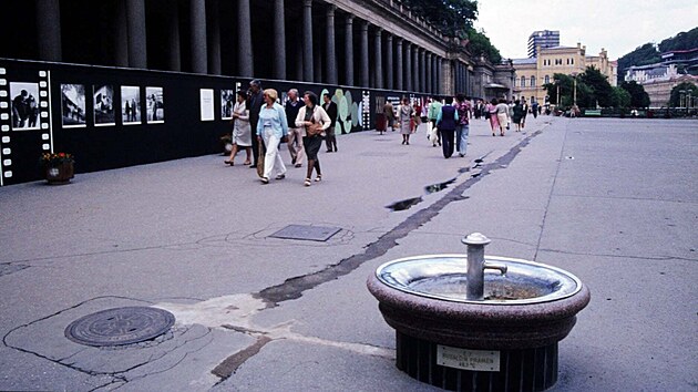 Mlýnská kolonáda v Karlových Varech v roce 1982, kdy byly zahájeny úpravy kolonády. Dlažba byla hotová ještě před revolucí.