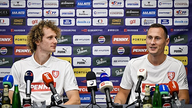 Alex Král (vlevo) s Janem Bořilem na tiskové konferenci české reprezentace.