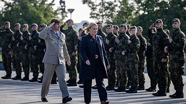 Ministryně obrany Jana Černochová prochází za doprovodu náčelníka Generálního štábu AČR Karla Řehky kolem nastoupené jednotky sedmé mechanizované brigády zvané Dukelská. (6. října 2024)