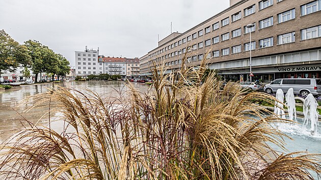 Na Ulrichově náměstí v Hradci Králové jako by se zastavil čas, radnice jej zvažuje proměnit. (2. října 2024)