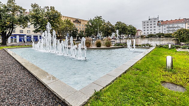 Hradecké Ulrichovo náměstí projektoval Josef Gočár, jednou z dominant je palác textilního průmyslníka Steinského-Sehnoutky od Otakara Novotného. Jde o budovu druhou zleva, bazének s fontánou vznikl až za socialistické éry. (2. října 2024)