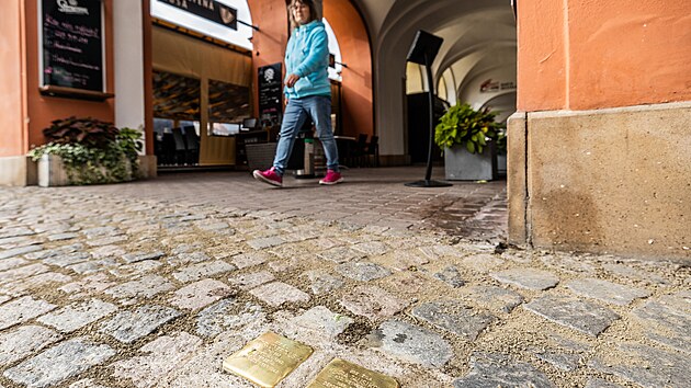 V dlažbě na Velkém náměstí v Hradci Králové přibyly dva kameny zmizelých pro Josefa a Kláru Tausikovy. (1. října 2024)