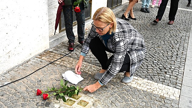 Hradecká primátorka Pavlína Springerová (HDK) položila růži ke kamenům zmizelých pro rodinu Hermanových. (2. října 2024)