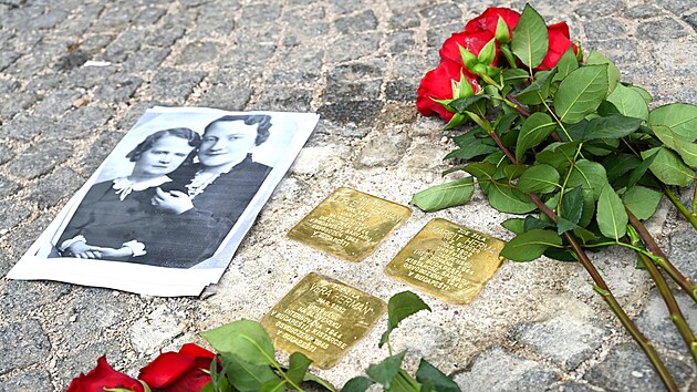 Rodinu židovského lékaře Emila Hermana připomínají tři kameny zmizelých na Ulrichově náměstí v Hradci Králové. (2. října 2024)