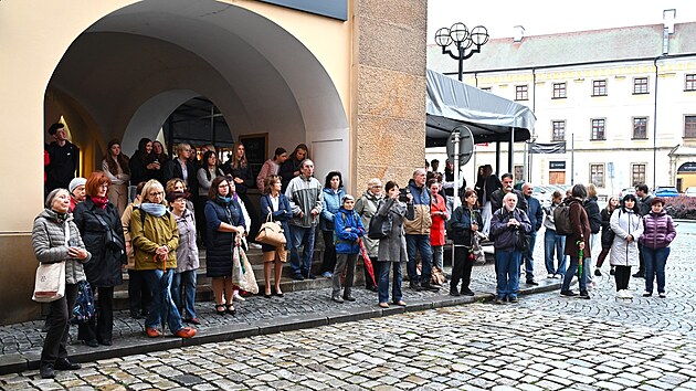 V dlažbě na Velkém náměstí v Hradci Králové přibyly dva kameny zmizelých pro Josefa a Kláru Tausikovy. (2. října 2024)