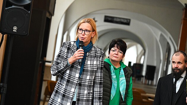 Hradecká primátorka Pavlína Springerová (HDK) a náměstkyně pro kulturu Ilona Dvořáková (nez.) při odhalení kamenů zmizelých na Velkém náměstí (2. října 2024)