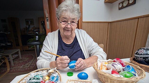Plzeňanka Marie Kučerová si v důchodu našla zálibu v malování kraslic. (2. října 2024)
