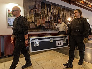 Pracovníci bezpečnostní agentury přivážejí do Betlémské kaple v Praze v bedně... Pracovníci bezpečnostní agentury přivážejí do Betlémské kaple v Praze v bedně...