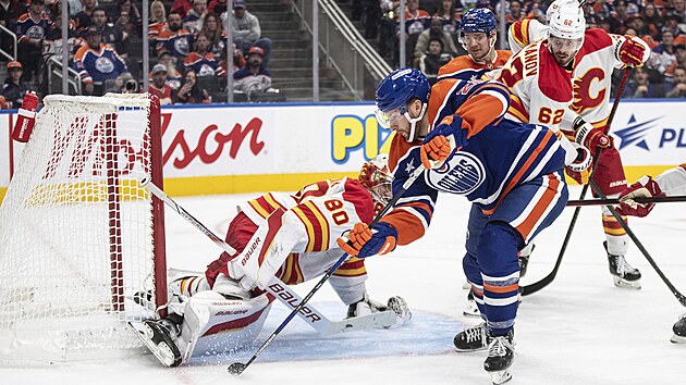 V brance Calgary zasahuje Daniel Vladař, v šanci byl Connor Brown z Edmontonu.
