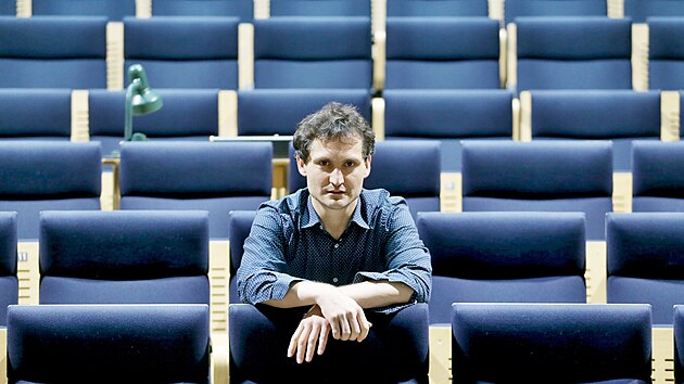 Před dvěma lety sklidil režisér Štěpán Pácl velký ohlas s hrou Matka. Nyní přichází s dalším materiálem od bratří Čapků, legendárních českých autorů. V rozvernou revue promění známé dílo Ze života hmyzu.