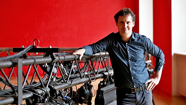 Před dvěma lety sklidil režisér Štěpán Pácl velký ohlas s hrou Matka. Nyní přichází s dalším materiálem od bratří Čapků, legendárních českých autorů. V rozvernou revue promění známé dílo Ze života hmyzu.