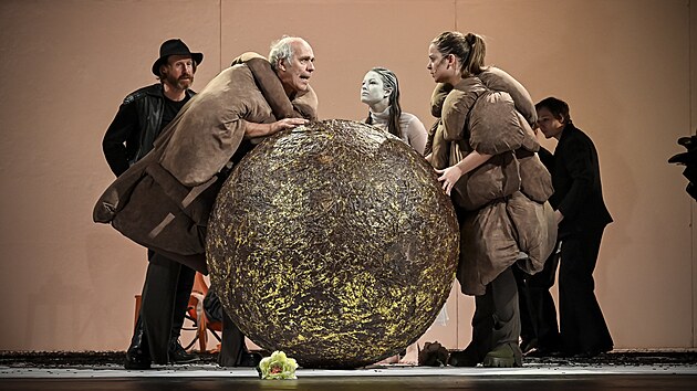 Pro revue Ze života hmyzu vymysleli autoři originální kostýmy, jednotlivé brouky mají připomínat i pohyby herců.