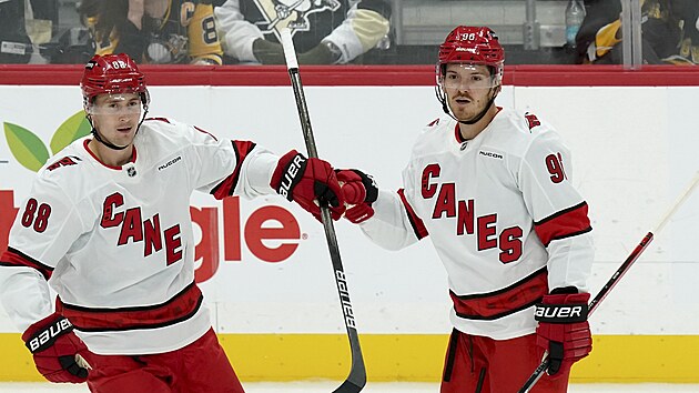 Martin Nečas a Jack Roslovic z Carolina Hurricanes se radují z gólu proti Pittsburgh Penguins.