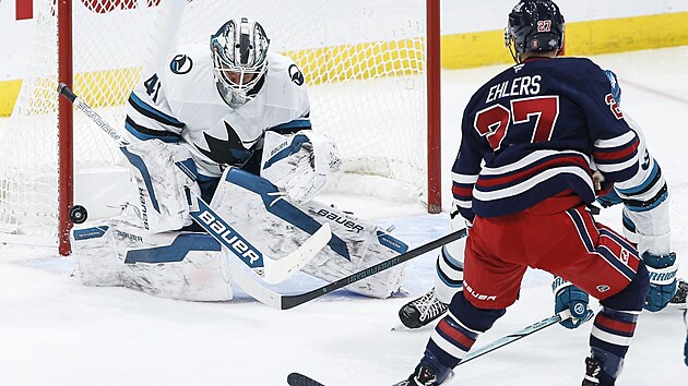 Brankář Vítek Vaněček ze San Jose Sharks zasahuje v zápase s Winnipeg Jets.