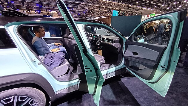 Nový elektromobil Renault 4 na autosalonu v Paříži 2024
