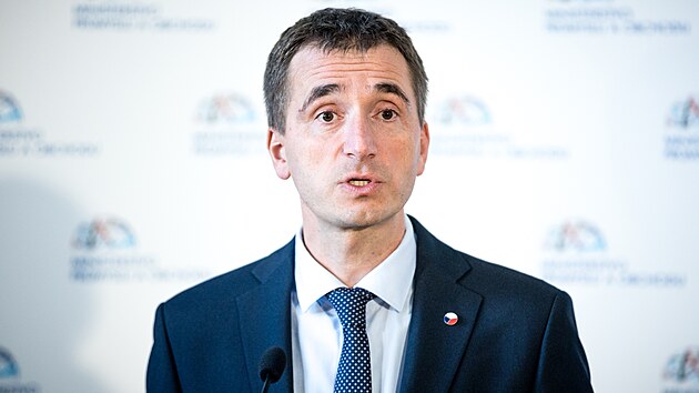 Ministr průmyslu a obchodu Lukáš Vlček (STAN) vystoupil na tiskové konferenci, kde představil hospodářskou strategii, jak zařadit ČR do top 10 zemí EU s nejvyšším HDP. (14. října 2024)