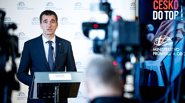 Ministr průmyslu a obchodu Lukáš Vlček (STAN) vystoupil na tiskové konferenci, kde představil hospodářskou strategii, jak zařadit ČR do top 10 zemí EU s nejvyšším HDP. (14. října 2024)