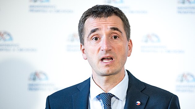 Ministr průmyslu a obchodu Lukáš Vlček (STAN) vystoupil na tiskové konferenci, kde představil hospodářskou strategii, jak zařadit ČR do top 10 zemí EU s nejvyšším HDP. (14. října 2024)