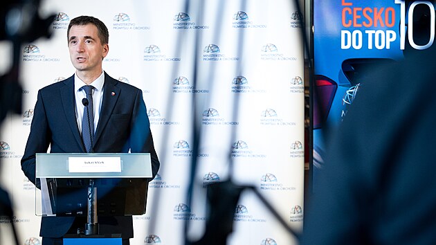 Ministr průmyslu a obchodu Lukáš Vlček (STAN) vystoupil na tiskové konferenci, kde představil hospodářskou strategii, jak zařadit ČR do top 10 zemí EU s nejvyšším HDP. (14. října 2024)