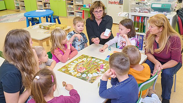 Děti ve školce Qočna, která patří pod Univerzitu Tomáše Bati, hrají novou deskovou hru Nezapomeň na nohy. Vznikla právě na této univerzitě a navazuje na stejnojmennou knihu. (říjen 2024)