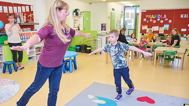 Děti ve školce Qočna, která patří pod Univerzitu Tomáše Bati, hrají novou deskovou hru Nezapomeň na nohy. Vznikla právě na této univerzitě a navazuje na stejnojmennou knihu. (říjen 2024)
