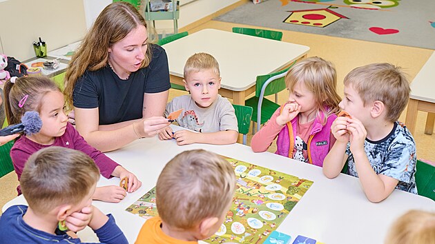 Děti ve školce Qočna, která patří pod Univerzitu Tomáše Bati ve Zlíně, hrají hru Nezapomeň na nohy. Vznikla právě na půdě univerzity. (říjen 2024)