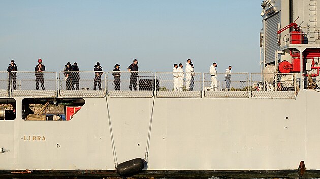 Do Albánie připlula italská vojenská loď Libra s první skupinou migrantů, kteří budou umístěni v uprchlických zařízeních, jež v této balkánské zemi nechala zřídit Itálie. (16. října 2024)