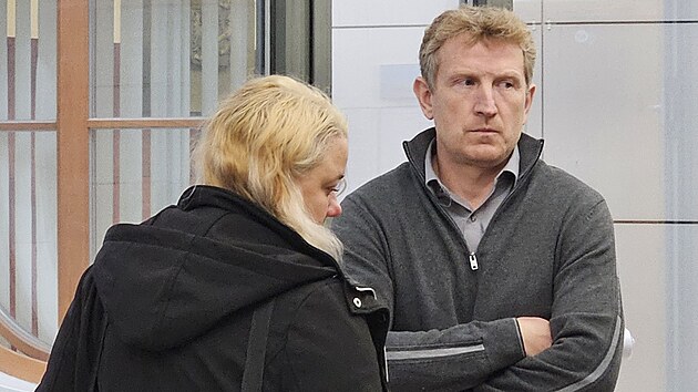 Odsouzený Tomáš Staněk se svou obhájkyní. (4. října 2024)