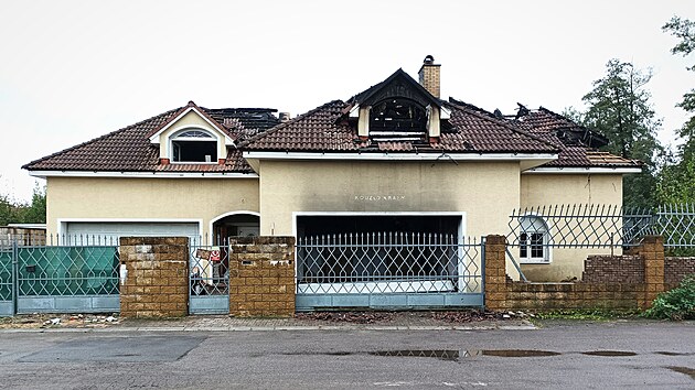 Ve vile hořelo v noci na 2. října. Za požárem střechy stojí nepozornost majitele při manipulaci s ohněm, zjistili hasiči.