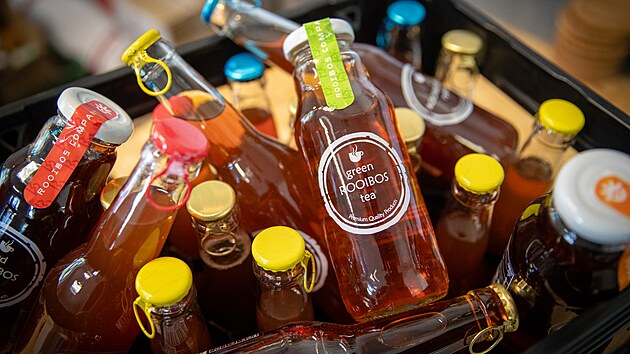 Manželé Petr a Monika Šimonovi z Liberce pod hlavičkou Rooibos Company vyrobili první perlivou rooibosovou limonádu na světě a začali prodávat redespresso, tedy rooibos čaj, který hraje podle pravidel kávy (16. 8. 2024).