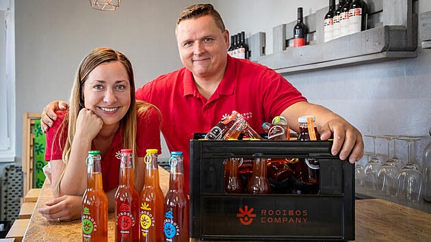 Manželé Petr a Monika Šimonovi z Liberce pod hlavičkou Rooibos Company vyrobili první perlivou rooibosovou limonádu na světě a začali prodávat redespresso, tedy rooibos čaj, který hraje podle pravidel kávy (16. 8. 2024).