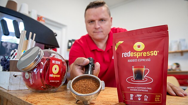 Manželé Petr a Monika Šimonovi z Liberce pod hlavičkou Rooibos Company vyrobili první perlivou rooibosovou limonádu na světě a začali prodávat redespresso, tedy rooibos čaj, který hraje podle pravidel kávy (16. 8. 2024).