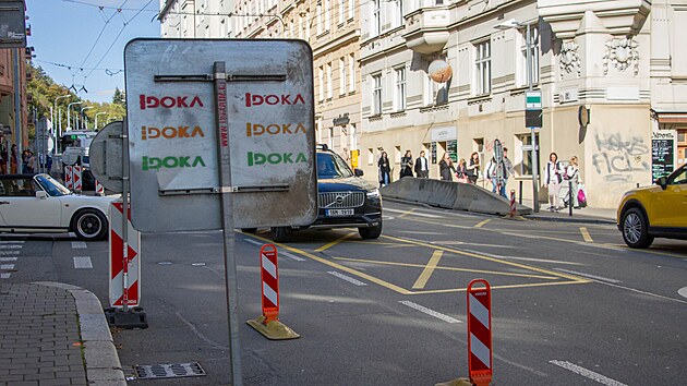 Nový přechod je o pár desítek metrů dál, jenže u něj se není možné přes dopravní značky pořádně rozhlédnout. (17. října 2024)