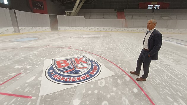 Ledová plocha v Kotlině byla při rekonstrukci podstatně zúžena, na každé dlouhé straně o dva metry. Nové jsou střídačky či trestné lavice. Ve středu postup prací zkontroloval starosta Zbyněk Stejskal.