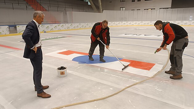 Ledová plocha v Kotlině byla při rekonstrukci podstatně zúžena, na každé dlouhé straně o dva metry. Nové jsou střídačky či trestné lavice. Tento týden se pod led pokládaly reklamy. Do středového kruhu přibylo i knírkaté logo Havlíčkova Brodu.