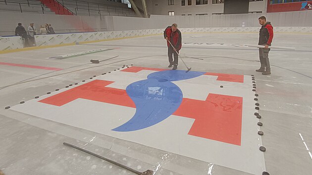 Ledová plocha v Kotlině byla při rekonstrukci podstatně zúžena, na každé dlouhé straně o dva metry. Nové jsou střídačky či trestné lavice. Tento týden se pod led pokládaly reklamy. Do středového kruhu přibylo i knírkaté logo Havlíčkova Brodu.