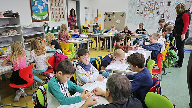 Když začínala, měla inovativní třída na základní škole Jungmannova devět žáků. Během tří let si našla své příznivce a letos se v inovativních třídách této školy vyučuje již celý první stupeň – přesně 83 školáků.