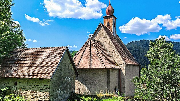 Kostelík svatého Václava v Dolním Čepí pochází ze 13. století. Je navíc jedním z mála svatostánků, který ve své historii prodělal pouze nepatrné stavební úpravy.