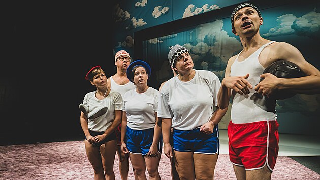 Divadelní hra Dukla líčí počátky slavného jihlavského hokejového klubu. Na jevišti se při ní objeví až na dvě výjimky kompletní soubor Horáckého divadla.