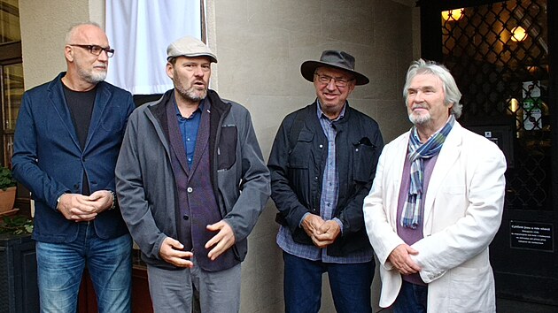 Odhalení pamětních desek na Panském domě v centru Chotěboře. Na snímku jsou zleva Pavel Halama, starosta města Ondřej Kozub, Radomír Dvořák a Richard Hašek.