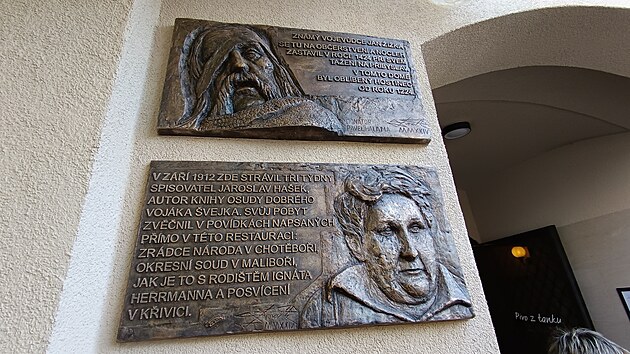 Nová pamětní deska na zdi Panského domu v Chotěboři.