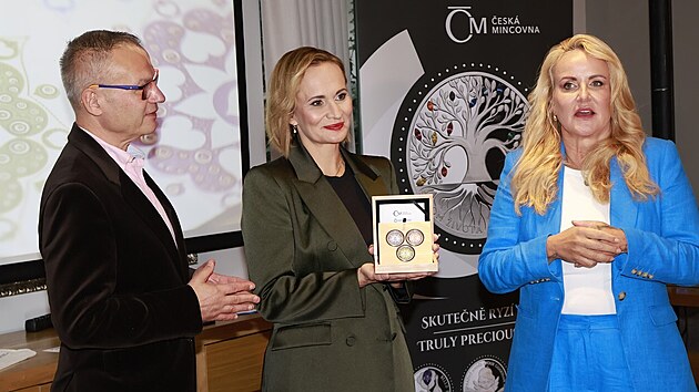Vendula Pizingerová s Monikou Absolonovou a Janisem Sidovským pokřtili mince pro Kapku naděje (říjen 2024)