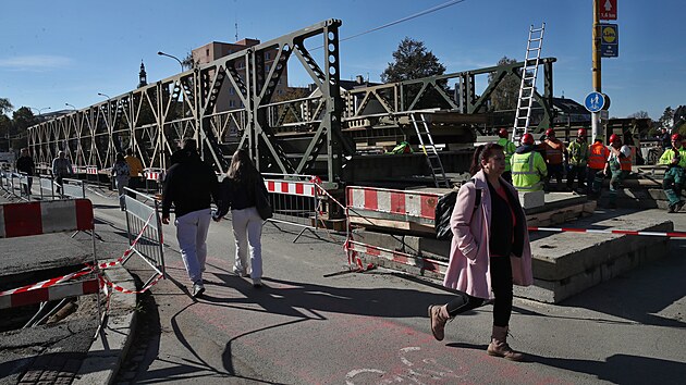 V Opavě staví provizorní most v Ratibořské ulici, ten původní vážně poškodila povodeň. (16. října 2024)