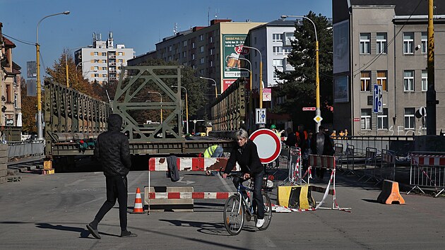 V Opavě staví provizorní most v Ratibořské ulici, ten původní vážně poškodila povodeň. (16. října 2024)