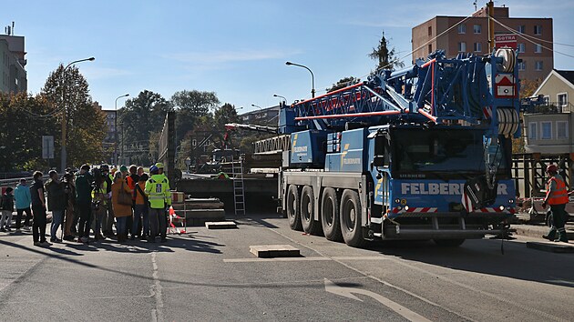 V Opavě staví provizorní most v Ratibořské ulici, ten původní vážně poškodila povodeň. (16. října 2024)