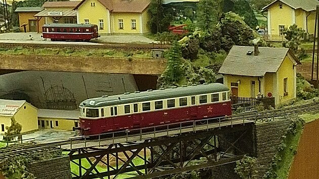 Pavla Hozu baví železniční modelářství v podstatě celý život. Jeho modely je možné až do března vidět také v rámci výstavy v Merklíně.