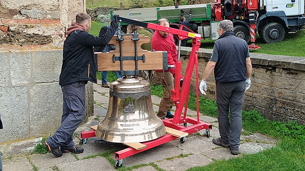 Příprava zvonu k zavěšení do kostelní věže